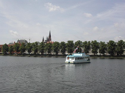 die Fähre Petermännchen bringt Reisende über den Pfaffenteich