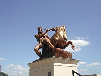 Skulptur des Herkules, der mit dem Kretischen Stier ringt.