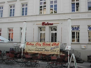 Eingang zum Restaurant und Szenelokal Bolero.