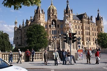 Über die angrenzende Werderstraße gelangt man zum Portal des Schlosses