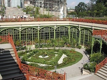 Wunderschönes Pflanzenarrangement der Orangerie.