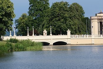 Aufwändige Verzierungen an der Schlossbrücke.