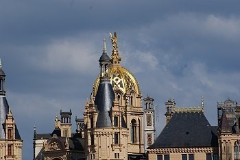 Die goldene Schlosskuppel mit Engelsstatur.