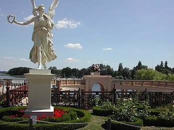 Die Skulptur der Siegesgöttin Victoria mit dem Siegeskranz.