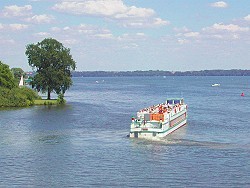 Schweriner See mit Fahrgastschiff